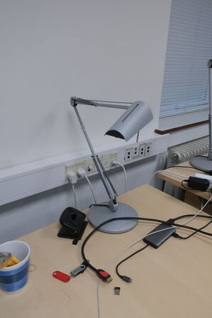 El. hæve/sænke skrivebord, kontorstol, monitore m.v. 