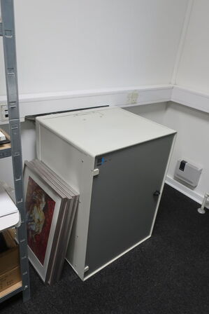 Reol med indhold, skab samt printer EPSON