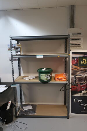 2 stk. reoler uden indhold