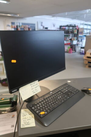 Disk, monitor, tastatur, mus samt håndscanner