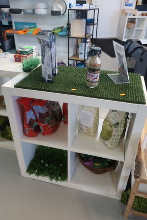 Bænk samt 2 stk. reoler med indhold 