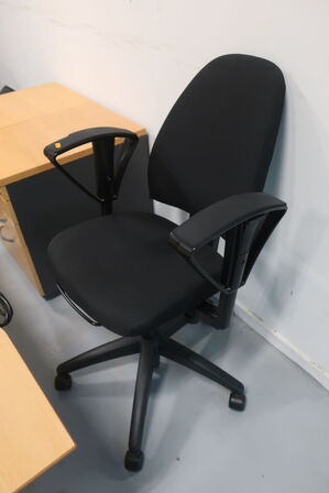 El. hæve/sænke skrivebord, 2 stk. skuffemoduler samt kontorstol