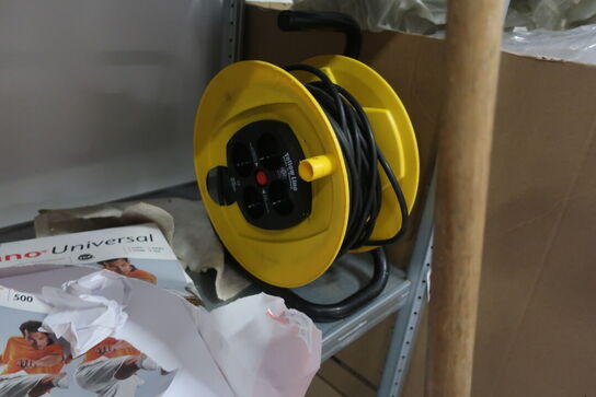 2 stk. reoler med indhold