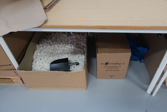 4 stk. borde med indhold på bordet samt under bordet