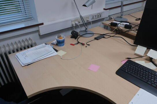 El. hæve/sænke skrivebord, kontorstol, monitore m.v. 