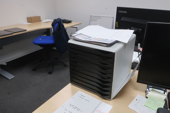 El. hæve/sænke skrivebord, kontorstol, monitore m.v. 