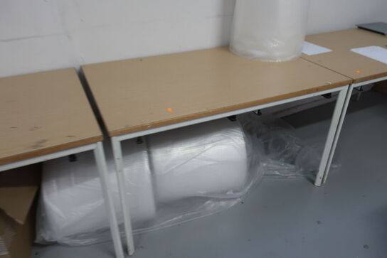 4 stk. borde med indhold på bordet samt under bordet