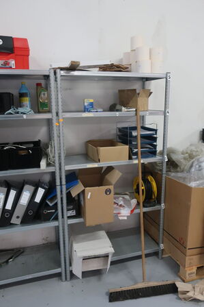 2 stk. reoler med indhold