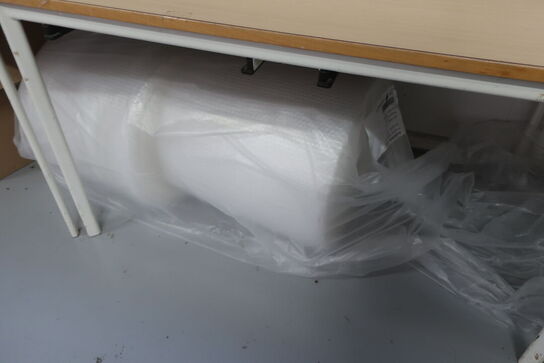 4 stk. borde med indhold på bordet samt under bordet