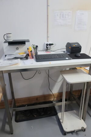 Bord, printer HP, labelprinter ZEBRA samt affaldsstativ