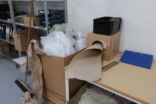 4 stk. borde med indhold på bordet samt under bordet