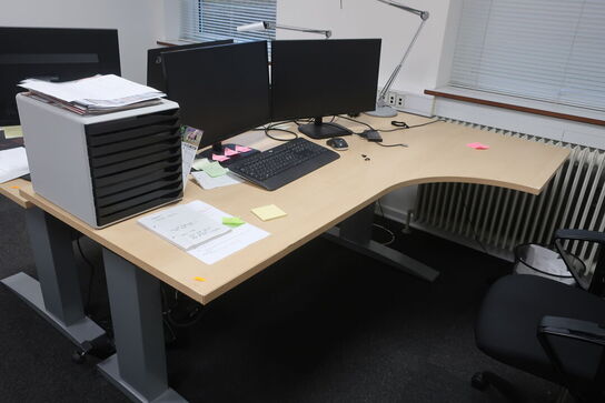 El. hæve/sænke skrivebord, kontorstol, monitore m.v. 