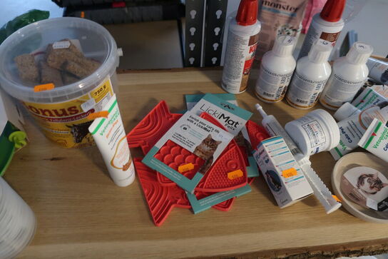 Kosttilskud, slikkemåtter m.v. til katte