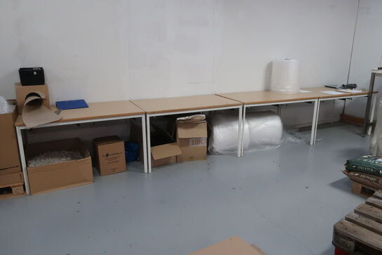 4 stk. borde med indhold på bordet samt under bordet