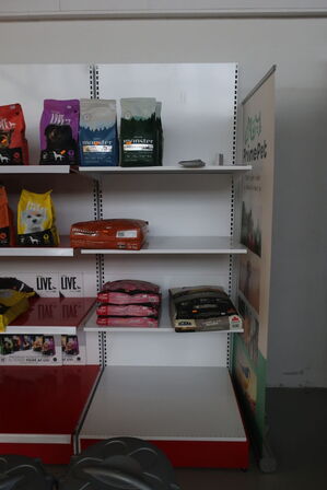 Butiksreol uden indhold