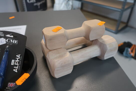 Trælegetøj, hundefløjter samt hundeposer