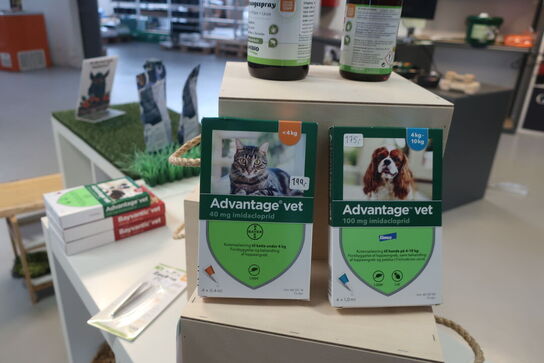 Bænk samt 2 stk. reoler med indhold 