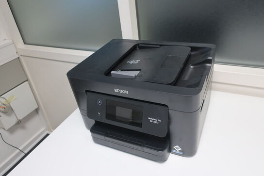 Reol med indhold, skab samt printer EPSON