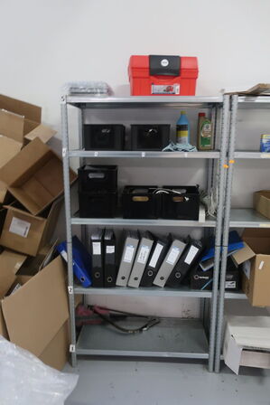 2 stk. reoler med indhold