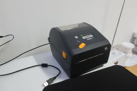 Bord, printer HP, labelprinter ZEBRA samt affaldsstativ