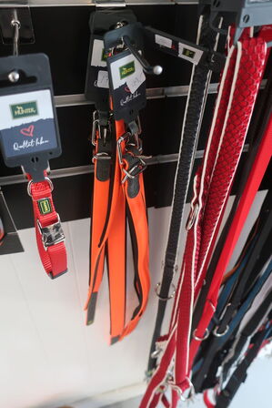 5 stk. halsbånd samt 7 stk. hundeseler