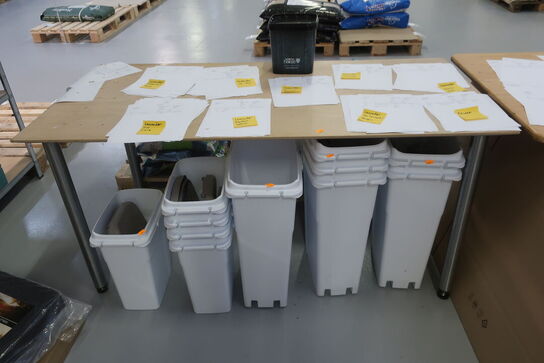 2 stk. borde uden indhold