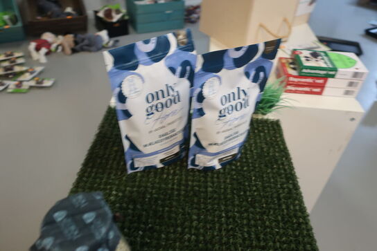 Bænk samt 2 stk. reoler med indhold 