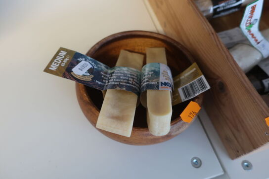 2 stk. kasser med tyggeben 