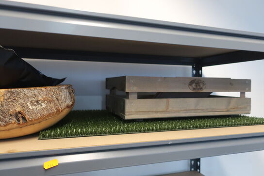 Kunstgræs, kasse, træblok m.v. 