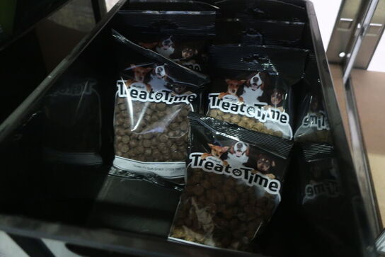 Kasse med diverse godbidder