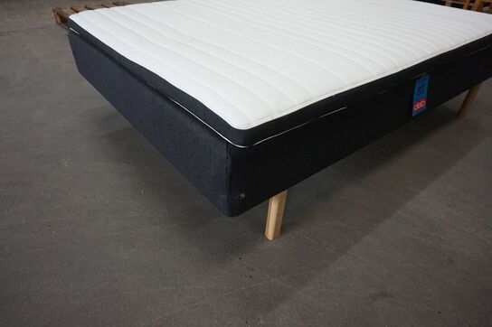 Huma Prestige boxmadrasseng 140x200 cm med 5 latextop og træben 