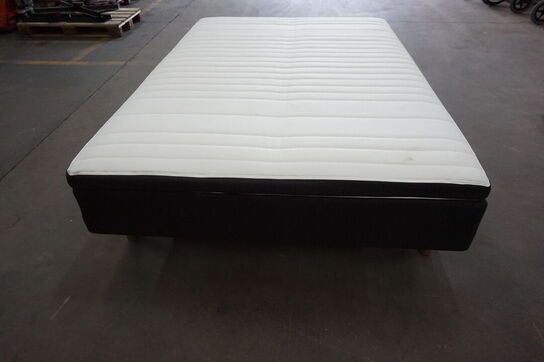 Huma Prestige boxmadrasseng 140x200 cm med 5 latextop og træben 