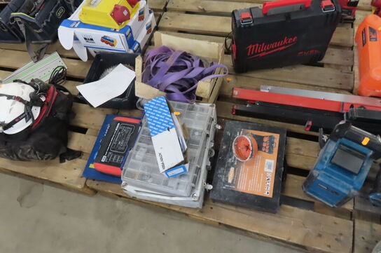 Diverse skruer, bor mv. 