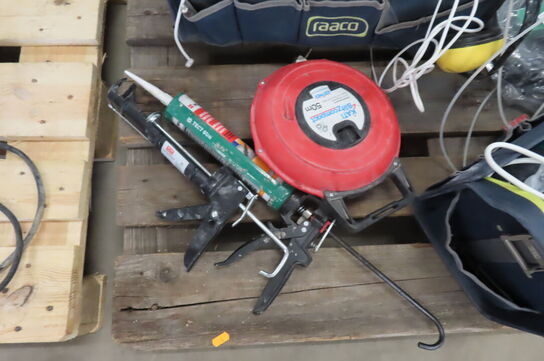 Palle med indhold af diverse værktøjer mv. 