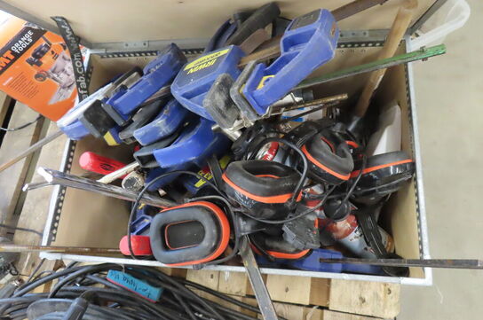 Kasse med diverse værktøjer, skruetvinger mv. 