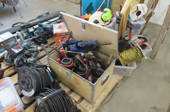 Kasse med diverse værktøjer, skruetvinger mv. 