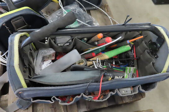 Palle med indhold af diverse værktøjer mv. 