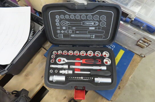 Diverse skruer, bor mv. 