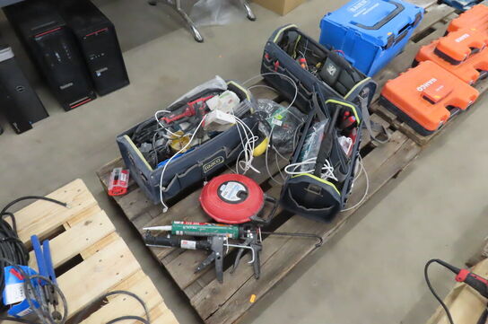 Palle med indhold af diverse værktøjer mv. 