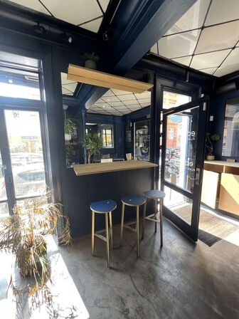 Caféarrangement m. 3 barstole, spejl, bord samt hylde
