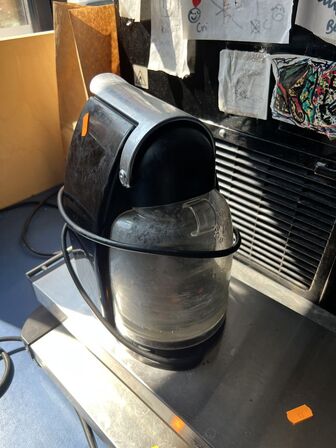 2 varmeplader samt NESPRESSO C100 kaffemaskine