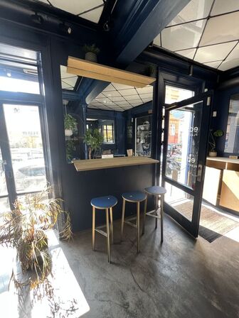 Caféarrangement m. 3 barstole, spejl, bord samt hylde