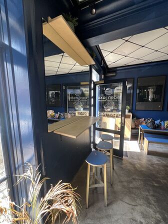 Caféarrangement m. 3 barstole, spejl, bord samt hylde