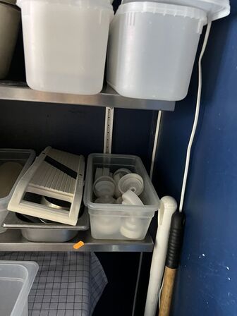 4 hylder i rustfri stål inkl. indhold