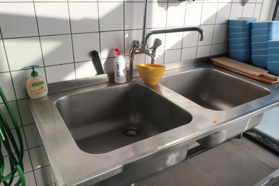 Dobbelt vaskebord med armatur