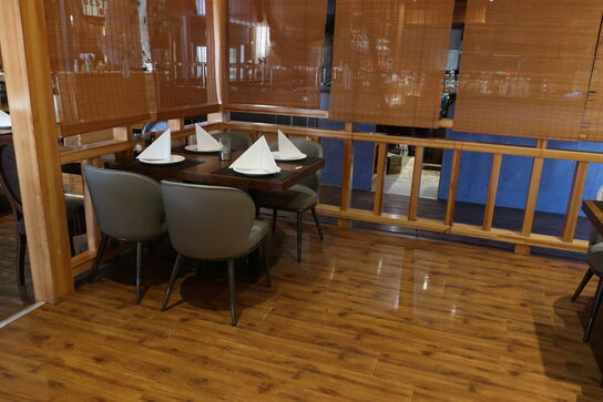 4 borde og 16 nye stole