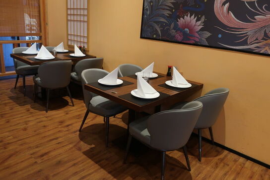 4 borde og 16 nye stole