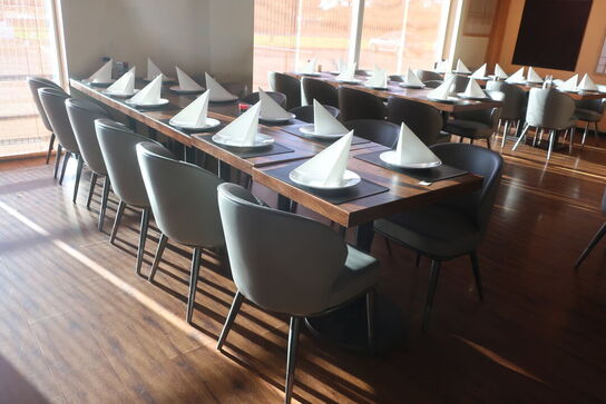 Fire borde og 12 nye stole