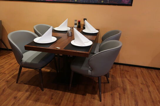 3 borde og 12 nye stole