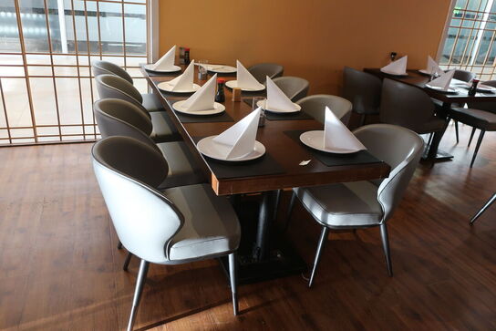 2 borde og 8 nye stole